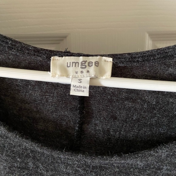 Umgee Woman’s oversized charcoal gray shortsleeved top size Small - Picture 4 of 5